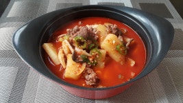얼큰한 국물에 고기와 채소가 어우러져 내는 깊은 맛, 고추장찌개