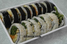 딱 세 가지로 싼 봄나물 김밥