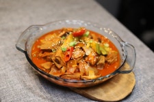 칼칼한 맛이 중독적인 매운 돼지갈비찜