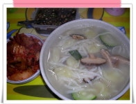 그 칼국수를 먹을래야 먹을수는 없지만 ㅠㅠ 돌아가신지가 오래되서~~ 오늘 밀가루를 사서 직접... 이지님들도 비오는 날 칼수제비 한그릇 어때요?  