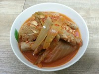 등갈비김치찌개만들어봤네요ᆢ신김치활용한 기냥 나만의 왕만두ㅋ 귀챦아서 큼직큼직하게ㅋ 돼지고기쬐금이라도넣을걸ᆢ맛이넣구안넣구차이... 