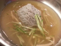 한식뷔패~ 친정엄니랑 언니랑 묵고왔네요....^^ㅎㅎ어르신들도... ㅋㅋ오늘은 처음 간거라 담에는 더 전략적으로 먹어주자며 담을 기약했네요...... 