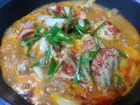 주말에 집에서 다해먹긴 첨인듯~지겨워요그래도 또 반찬맹글고 또 밥먹네요 닭뽀금 하는대 감자가 없어서 무넣는디 맛나네요 다들 맛저요 