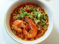 날씨가 쌀쌀해져서 밥 먹기 싫어 얼큰시원깔끔한 라면 끓여 먹었어요~맛나서 금방 먹었네요~ㅎ저는 오늘 이렇게 끓였어요~물을 팔팔 끓이며... 