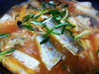 그런지 동태찌개 맛나네요 후다닦묵고 깍두기이좀 담그려구요 엄마가 무를 넘많이주셨어 무에 바람들기 전에 맹글어야징 다들맛저하세요~ 