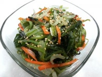 밥은 먹여야 하기에 찌개는 신랑이 끄렸구요 맛은있네요 우엉볶으고,멱줄기볶구, 시금치무치고, 꽁치하나 조려서 이제 밥상차려서 밥먹어요 