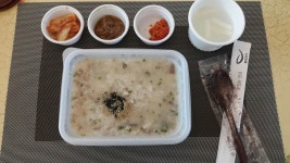 죽사들고 집에 가는길에 넘무거워서 신호등앞에서 저러고 대기중ㅋㅋ 딸기엄청 싸서 10000원주고 딸기도 하나사고 속옷가게에서 편해보이는... 