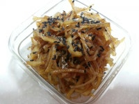 비는와도 밥은먹어야겠죠~♡국없는날이라죠 밑반찬으로만 냠냠요 신랑님이 갑자기 소주한잔 똑 해서 급하게 꼬기있는거 에프에 꾸워서줬더니... 