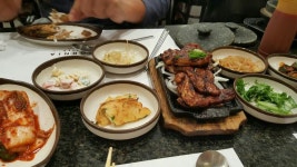 순두부 두개중 순두부하나는 갈비 세트로 (옆지기) 시켰어요. 저는 산채 돌솥 비빔밥이요.밑 반찬이 나오기전에 아주 조그만 조기가 나오는데 너무... 