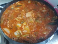 오늘 아침 밥상입니당참치찌개 끓이고... 잔치국수ㅠ김치볶고 김가루만 얹어서육수 여러가지 재료 넣어서 우려냈어요삼겹이 굽고 엄마가... 