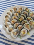 오늘하루 다들고생했어용!!! 이렇게 저는또...,,,, 김밥을 흡입을하지요...... ㅎㅎ10줄이나 ... ㅎㅎ 남편이 돼지된다고 놀리네용  
