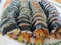 제가 가장 사랑하는 김밥입니다!~~^^ 또 가장 자신있어하는 메뉴 중... 많을수록 맛이 있었습니다. 고소함과 달짝지근.. 김밥의 풍미를 느껴보세요!^^ 
