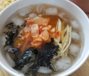 그냥반찬겸가치먹어도맛나염샐러드많이만들어놔서 냉장보관넣어놨어욤 저녁에또꺼내먹을려구욤 한... 
