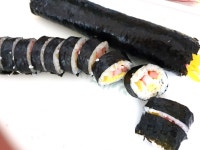 오늘 저녁은~~아이들 김밥~~이제좀 컷다고 넘잘먹네용~~저는 혼술이용~~아보카도 너~~~무 맛나용 치킨은 먹던거 데운건데 손도 안댈듯요~~안주... 