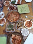 갑장이 해준 해물(대구뽈.아귀.새우.쭈꾸미)찜이랑 게장을 미친듯이 전투적으로 먹다가 정신 돌아와서 찍었네요빈접시에는 바삭한 부침개가... 
