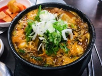 매장을 옴기기전 이름은 청기와감자탕 이였고 모텔촌 뒷골목에 있어서 찾아가기 힘들었죠! 전 7년째 단골집 입니다. 뼈다귀해장국 일품입니다.... 