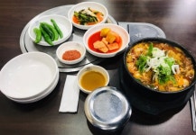 매장을 옴기기전 이름은 청기와감자탕 이였고 모텔촌 뒷골목에 있어서 찾아가기 힘들었죠! 전 7년째 단골집 입니다. 뼈다귀해장국 일품입니다.... 