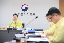 김현수 농식품부 장관 양돈농장 돼지열병 멧돼지 차단 울타리 설치... 장관 "양돈농장 돼지열병 멧돼지 차단 울타리 설치 미흡"