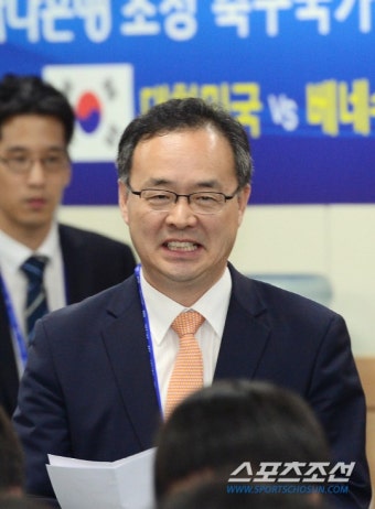 [포토] 밝게 웃는 이용수 기술위원장 '좋은 결과 가지고 왔습니다!' : 스포츠조선 [포토] 밝게 웃는 이용수 기술위원장 '좋은 결과 가지고 왔습니다!'