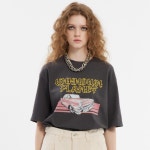 [언노운플라넷] 핑크카 로고티 챠콜 - 주식회사 서울쇼룸 [언노운플라넷] 핑크카 로고티 챠콜