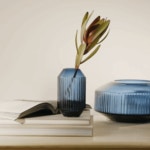 로툰다 화병 26cm 사파이어 / LSA-G1655-26-610 | 신세계V [LSA][LSA] 엘에스에이 로툰다 화병 26cm 사파이어 / LSA-G1655-26-610 - 