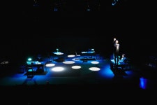 현실을 먹어치우는 상상, 연극 맨 끝줄 소년