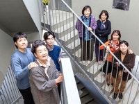 시인의 집에는 딸 셋, 사위 셋, 손자 셋이 산다
