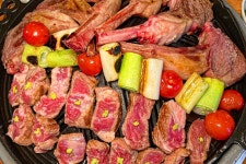 부드럽고 육즙 가득한 양갈비, 한번 빠지면 헤어 나올 수 없는 국내 양고기 맛집