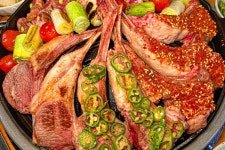 부드럽고 육즙 가득한 양갈비, 한번 빠지면 헤어 나올 수 없는 국내 양고기 맛집