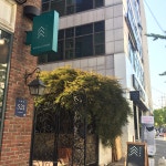 높다란 책장이 있는 선릉 카페