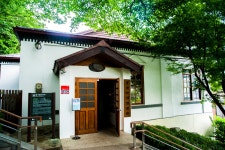 동상 밑의 하얀 집