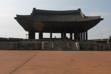 화서문 수원성 밖으로 구름과 아파트가 성을 이룬다.