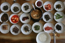 봄을 깨우는 산수유와 산나물밥 한 그릇