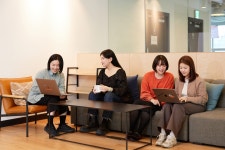 크리에이터가 사랑하는 일을 하며 살 수 있도록.