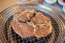 돼지갈비다.