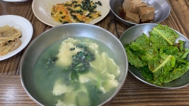 여름 노란 주전자의 다슬기