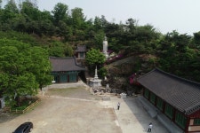 망경암과 폭포를 건너는 등산육교