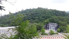 망경암과 폭포를 건너는 등산육교