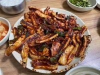 경주 단골식당, 불향 입힌 오징어와 막창의 감칠맛
