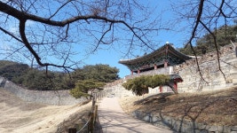 시 외곽에 있어서 원형이 잘 보존된 청주 상당산성