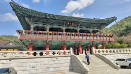 각원사, 겹벚꽃과 청동좌불상이 반겨주는 피안의 세계