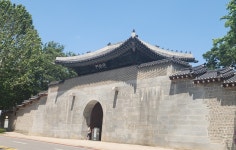 궁궐 내 푸른 잔디, 그 정체는?