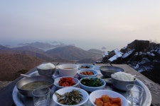 남해 금산에 시처럼 붉은 해가 뜬다