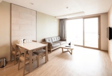 룸콕 호캉스로 만난 산토리니 감성, 삼척 쏠비치 리조트