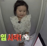 더쿠 - 즉석사진 찍는 홍경민 딸 라원이.jpg