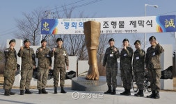 눈물 흘리는 어머니, 아들은 말없이 어머니를 안았다