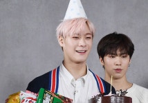 [TD직캠] 아스트로 문빈 깜짝 생일 파티에 행복한 멍냥이 - kakaoTV [TD직캠] 아스트로 문빈 깜짝 생일 파티에 행복한 멍냥이
