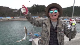 귀촌한 집 앞 방파제에서 낚은 뜻밖의 월척_가편본 - kakaoTV 귀촌한 집 앞 방파제에서 낚은 뜻밖의 월척_가편본