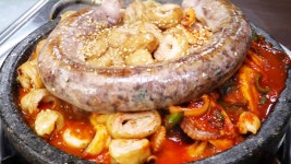 순대에 막창·주꾸미까지! 기가 막힌 맛 ‘돌판 순대 삼합’ - kakaoTV 순대에 막창·주꾸미까지! 기가 막힌 맛 ‘돌판 순대 삼합’