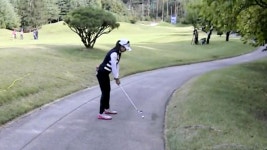 [하이트 진로 1R] 카트 도로 위에서 샷하는 김아림 - kakaoTV [하이트 진로 1R] 카트 도로 위에서 샷하는 김아림